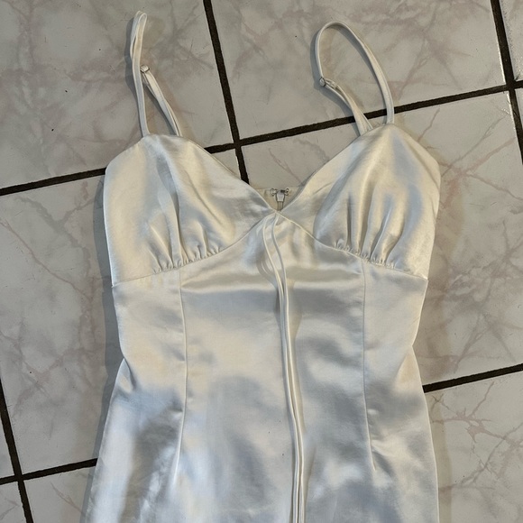 Lioness white satin dress - Picture 11 of 11